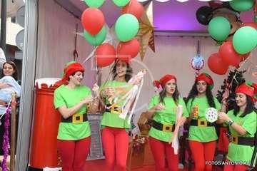 Papá Noel recibe el cariño de cientos de niños de Telde (Foto Antonio Alí y TA)